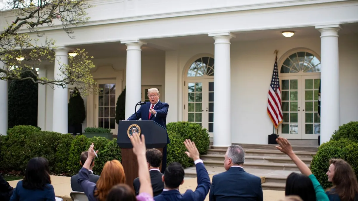 CNN, MS NOW e Politico recuperam acesso à Casa Branca após decisão judicial