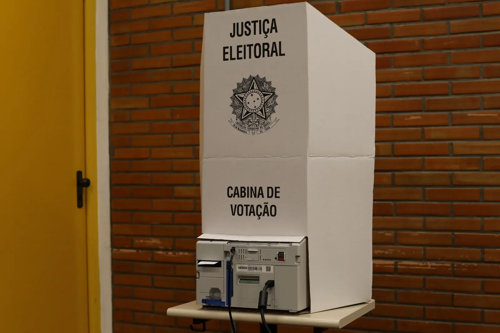 Chuva, falhas em urnas e ocorrências marcam eleição no Paraná