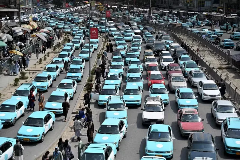 Taxistas desafiam proibição do Talibã e voltam a ouvir música em Cabul