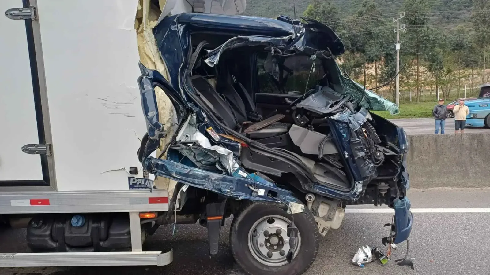 Passageiro morre após caminhão bater na traseira de outro em Palhoça