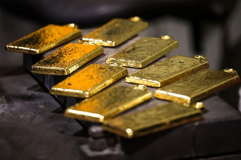 Juros dos Treasuries pressionam ouro, enquanto petróleo avança