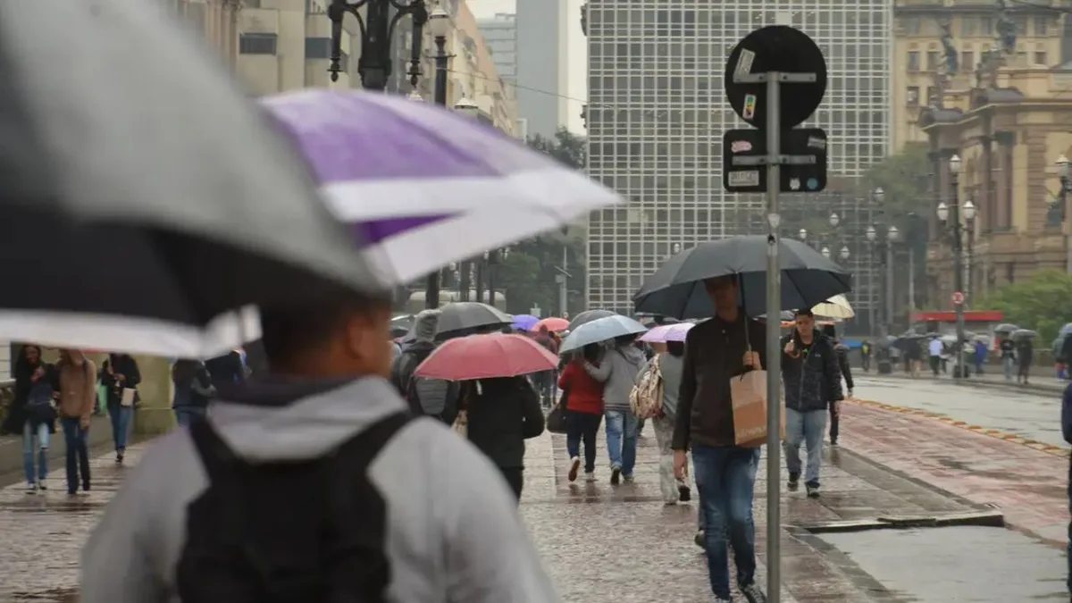Frente fria provoca chuva forte e queda de temperatura no Sudeste