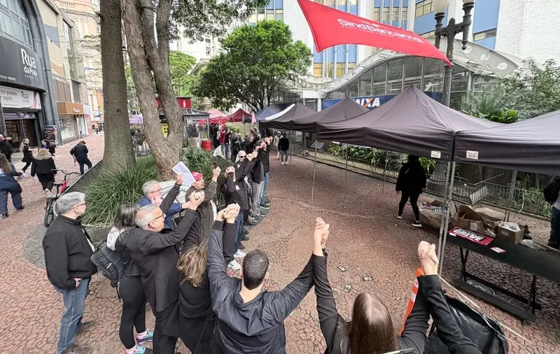 Greve na Caixa tem caminhada em Porto Alegre durante nova rodada de negociações