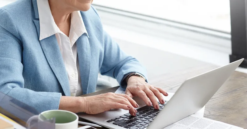 Justiça do Trabalho reintegra empregada da BNDESPar afastada aos 75 anos