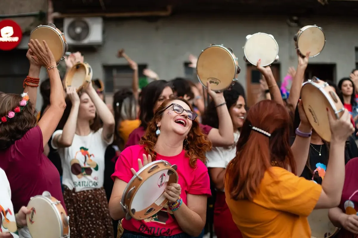 Oficina em Porto Alegre ensina samba, pandeiro e canto a mulheres