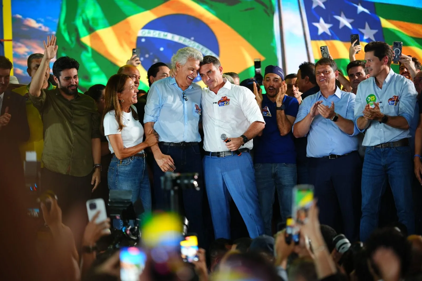 Flávio Bolsonaro promete usar maioria no Congresso para alterar Constituição