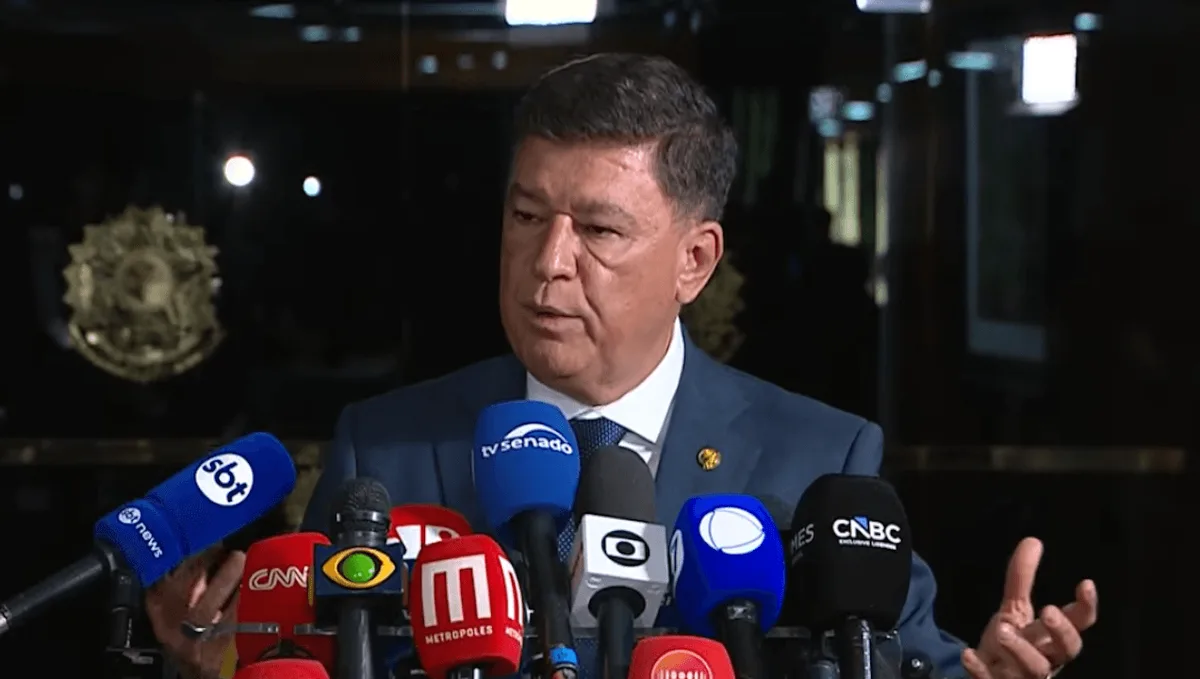 Carlos Viana pede suspensão do recesso e questiona permanência de Alcolumbre