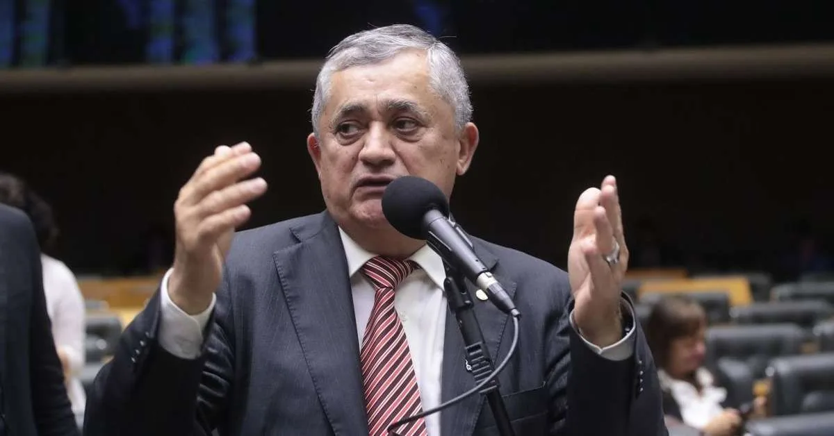 Guimarães diz que PT buscará ampliar rejeição a Flávio Bolsonaro