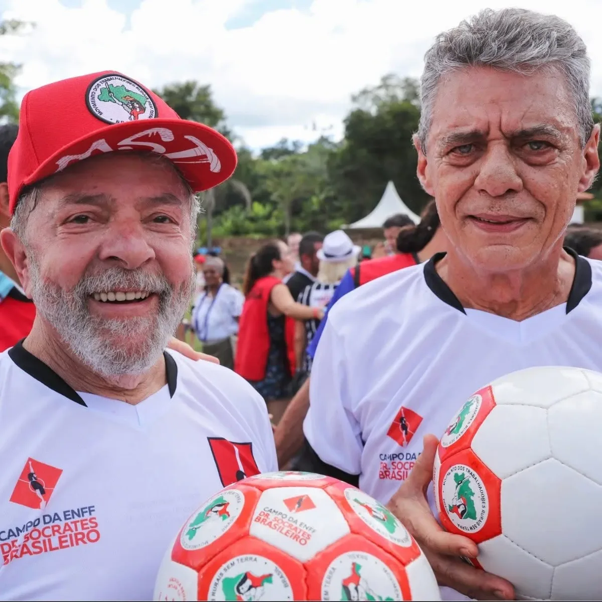 Chico Buarque apoia candidaturas do MST nas eleições deste ano