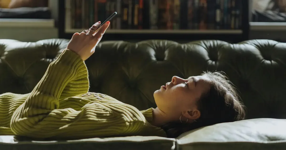 Aplicativos gratuitos reúnem livros e audiolivros para leitura no celular