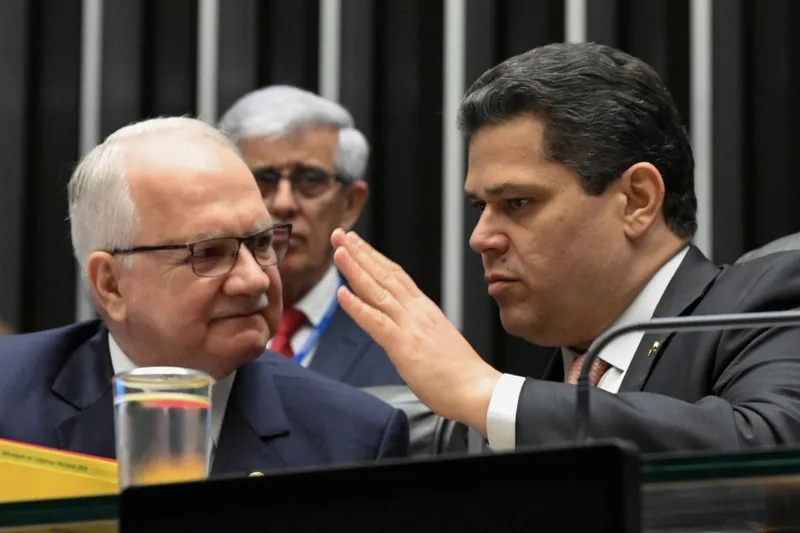 Fachin discute pautas do Judiciário com presidente do Senado