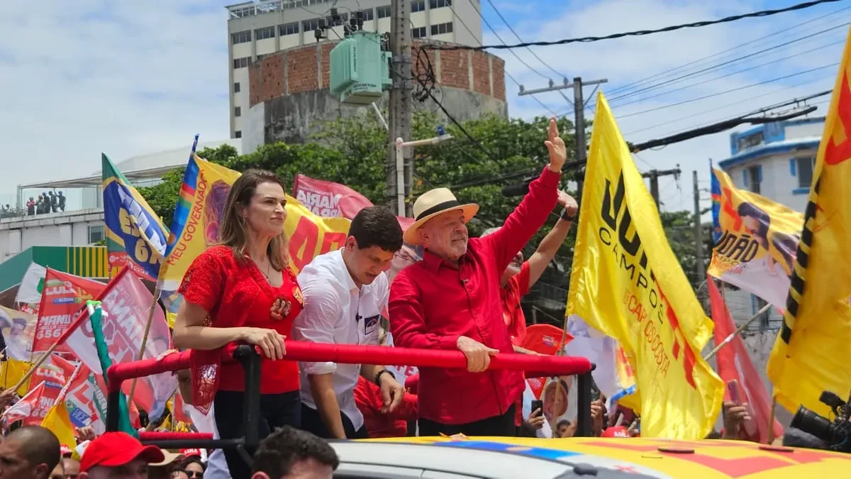 Lula reúne apoiadores no Recife e aliados atacam Flávio Bolsonaro