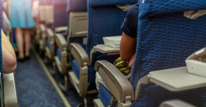 Companhia aérea deve indenizar passageiros após voo voltar por falha técnica