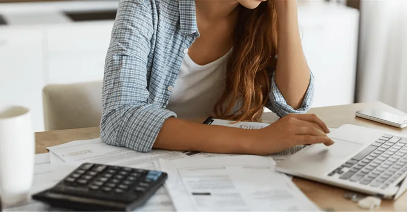 Professora terá descontos bancários limitados a 30% da renda líquida