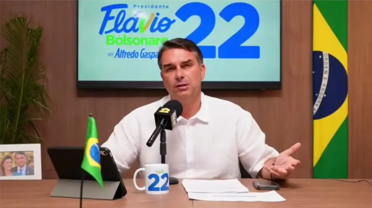 Flávio Bolsonaro anuncia recrutamento de apoiadores para fiscalizar eleições