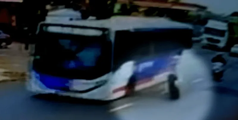 Roda dianteira se solta de ônibus em avenida de Ribeirão Preto