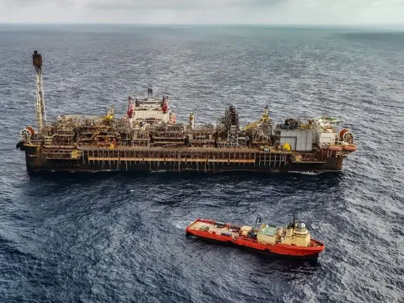Oleoduto saudita fechado e impasse sobre Ormuz elevam cotação do petróleo