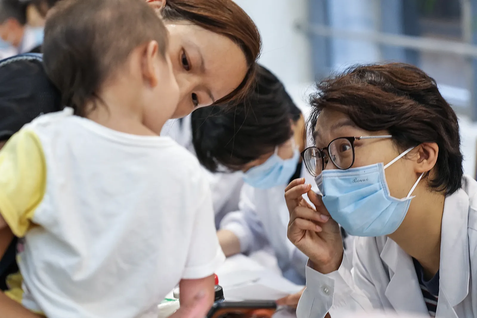 China amplia proteção para maternidade e cuidados prolongados em nova lei de saúde