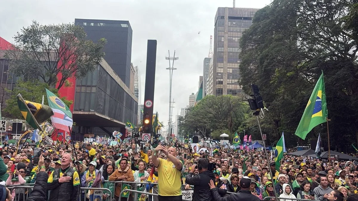 Apoiadores de Flávio Bolsonaro fazem ato contra Lula e Alexandre de Moraes em São Paulo