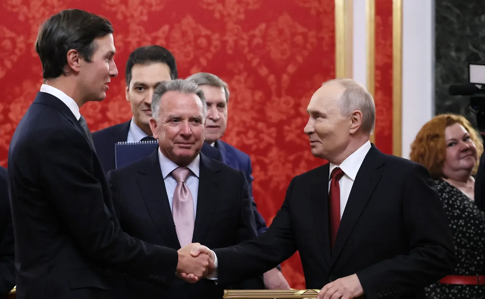 Moscou admite possível telefonema entre Putin e Trump após negociações