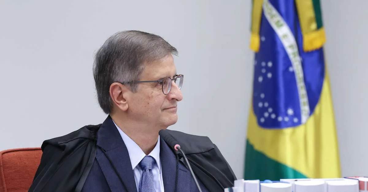 Oposição pede saída de Gonet após foto com dono do Banco Master
