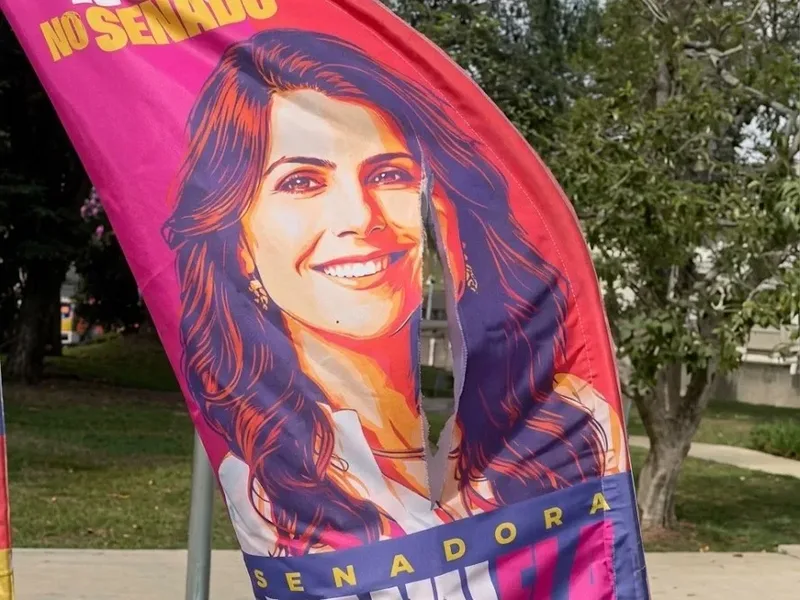 Campanha de Manuela d’Ávila costura banners danificados e os recoloca em Porto Alegre