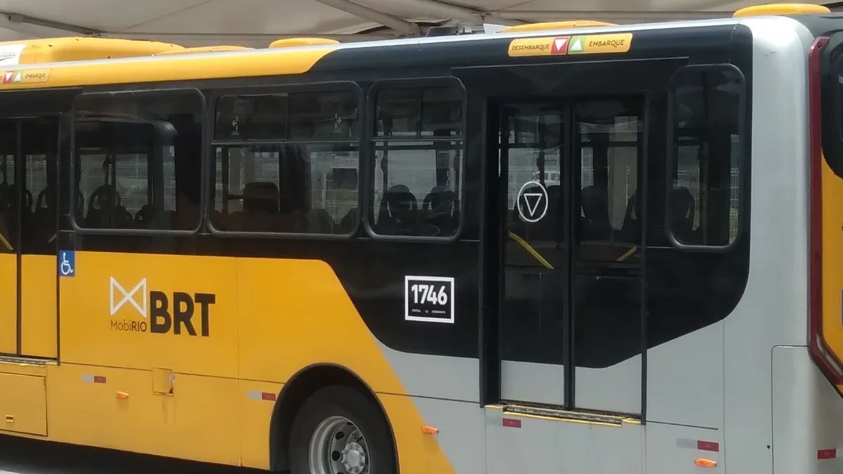 Homem morre após ser baleado dentro de ônibus do BRT no Rio