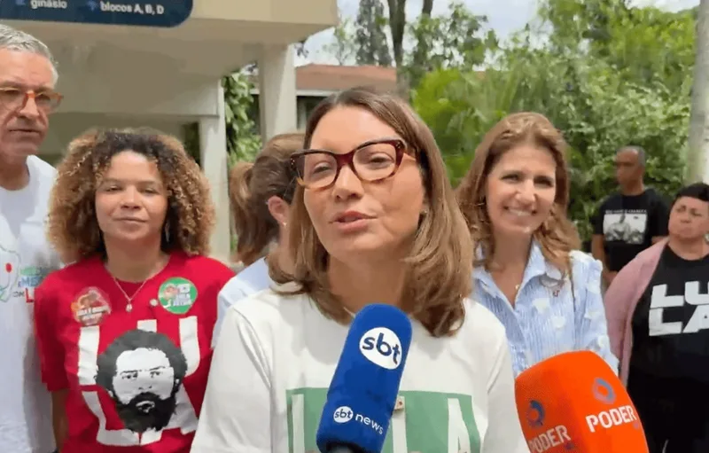 Janja declara confiança na reeleição de Lula após votar em São Paulo