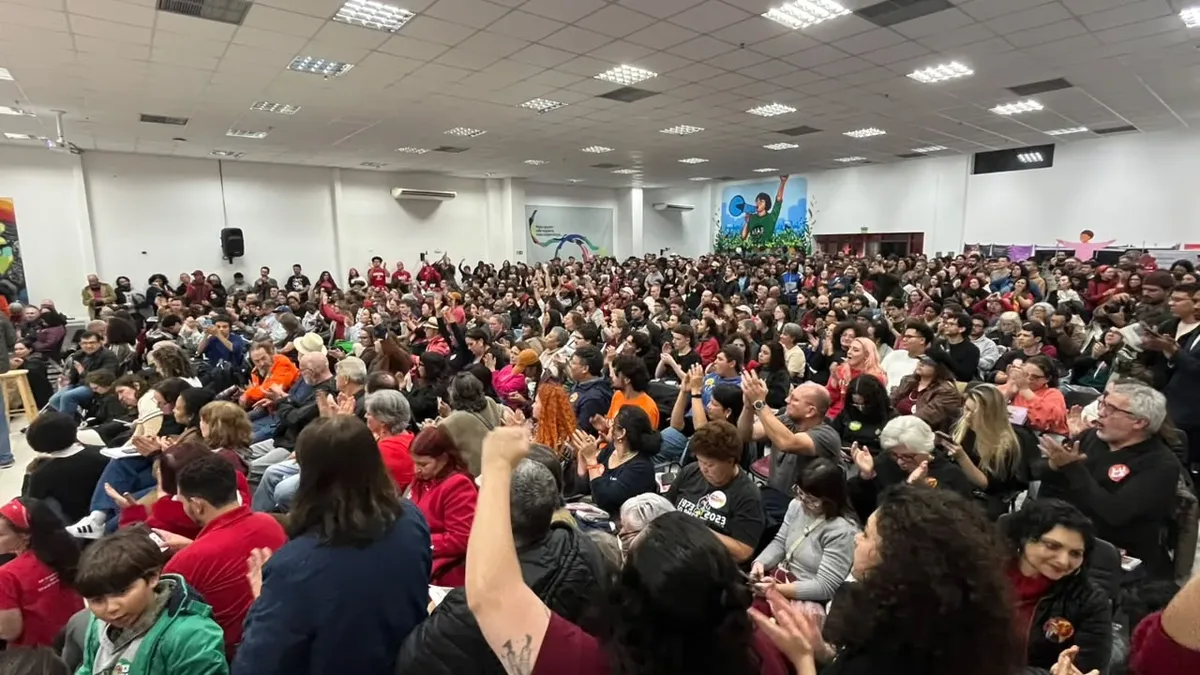 Plenária em Curitiba reúne cerca de mil pessoas para campanha de Lula