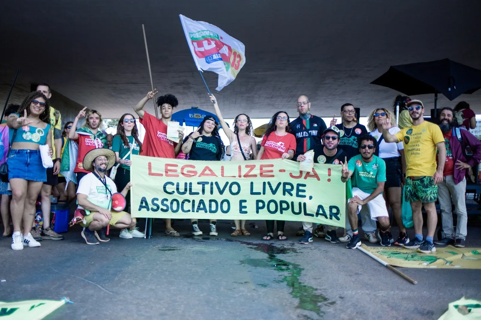 Marcha da Maconha leva defesa da legalização ao Eixão, em Brasília