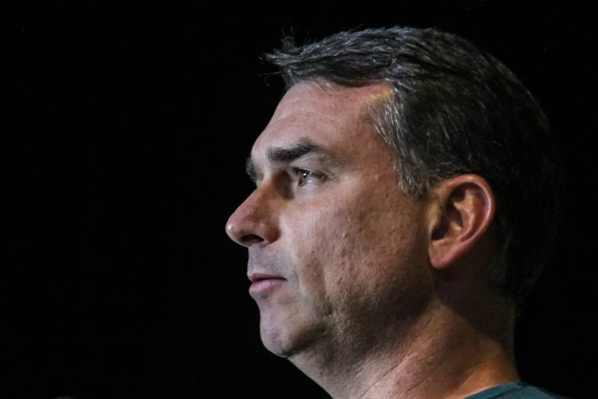 Artigo aponta limites da proposta de trabalho de Flávio Bolsonaro