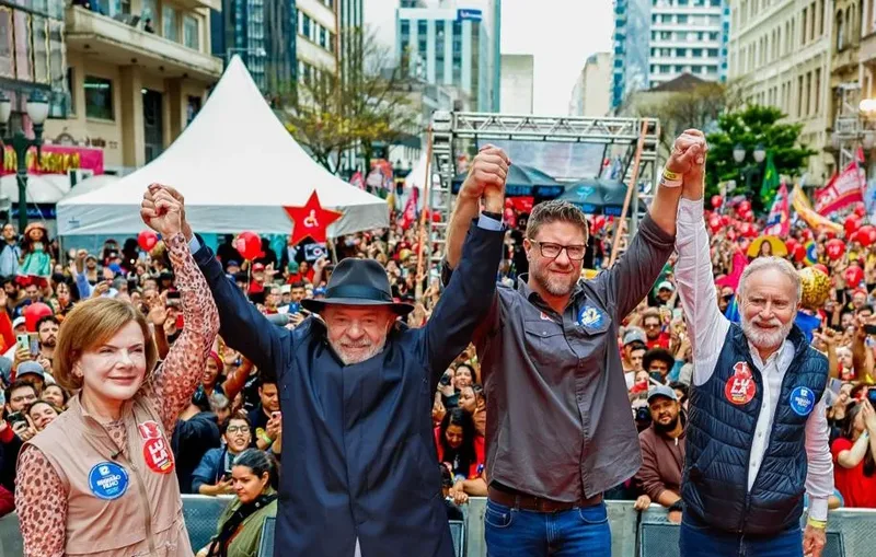 Lula reúne apoiadores em Curitiba e associa campanha a combate à corrupção e educação