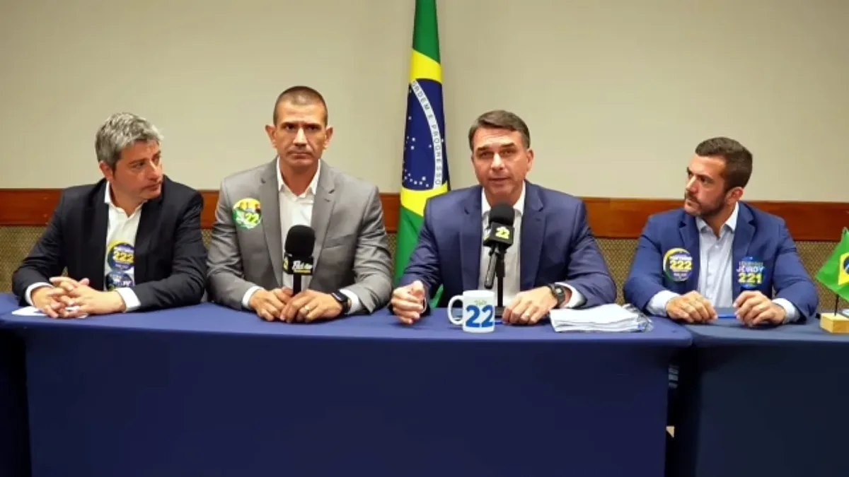 Flávio Bolsonaro acusa STF e TSE de perseguição e pede voto útil à direita