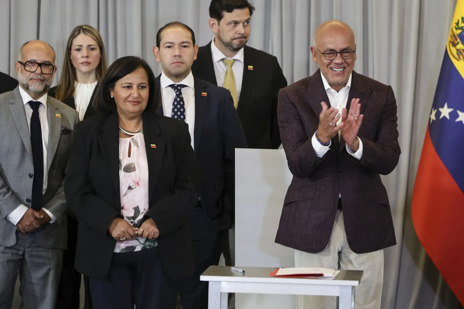 Diálogo entre governo e oposição venezuelanos define mudanças no Judiciário e na comunicação
