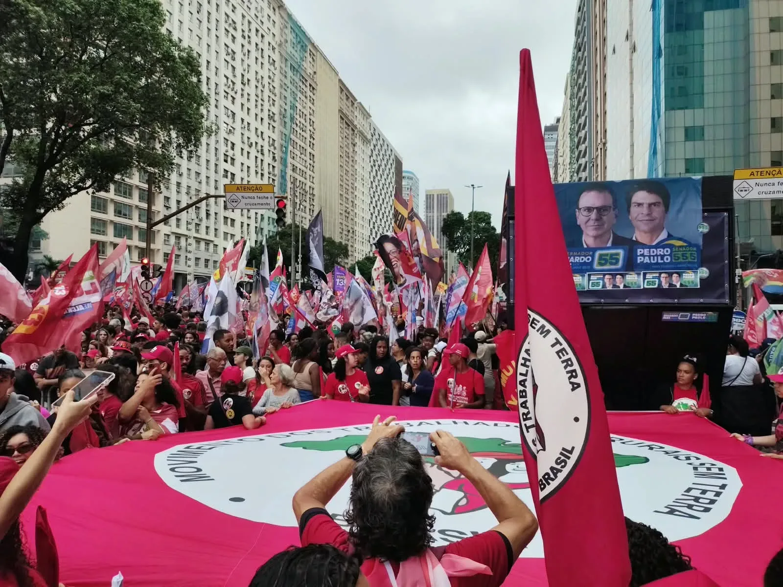 Ato com Lula reúne milhares no Rio antes do primeiro turno