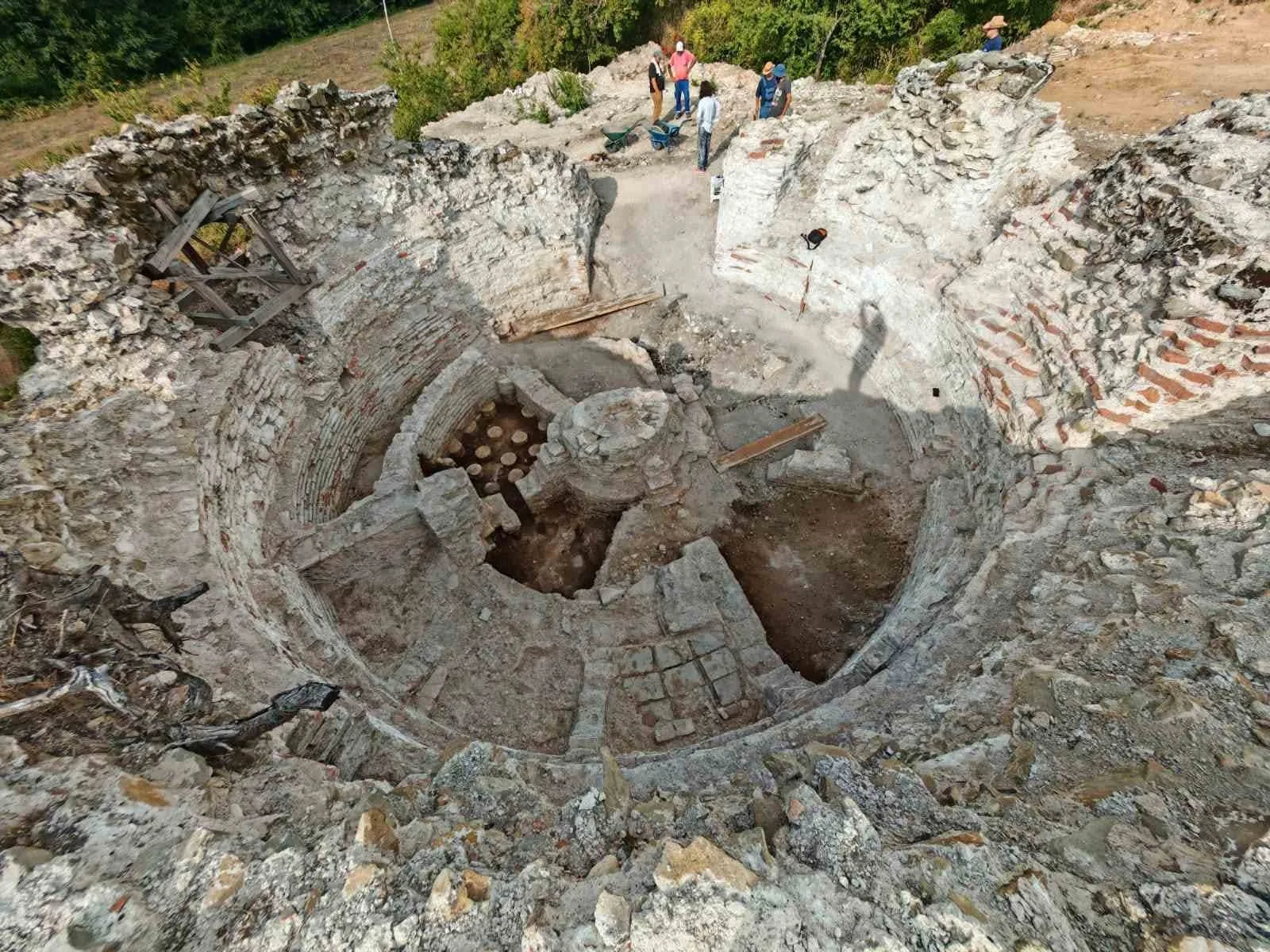 Torre de palácio romano revela sistema de banho com piscinas e sauna na Sérvia