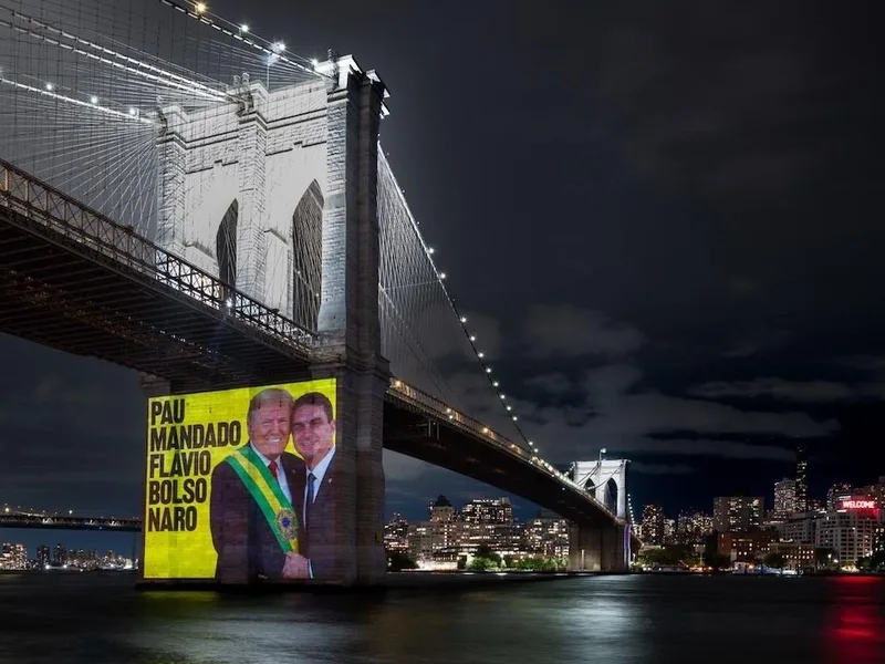 Vídeo em Nova York retrata Flávio Bolsonaro colocando faixa em Trump