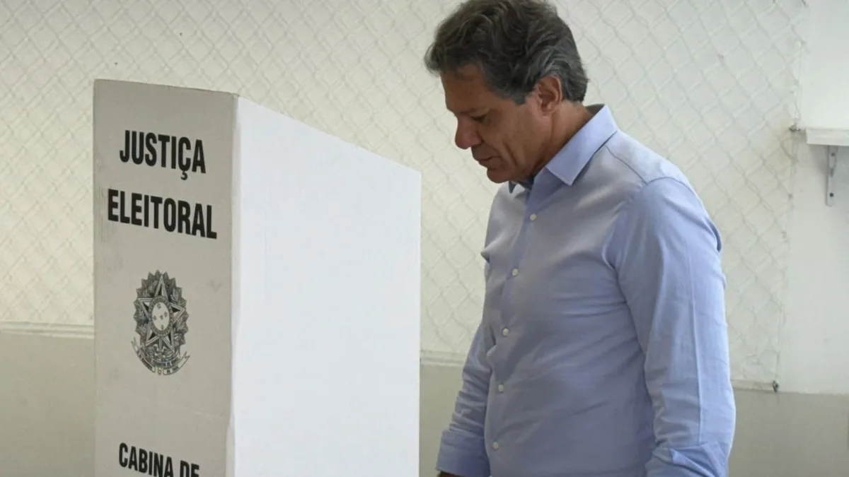 Haddad vota na capital paulista e avalia campanha como tranquila