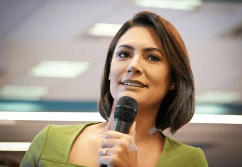 Michelle aposta em vitória de Flávio Bolsonaro no primeiro turno