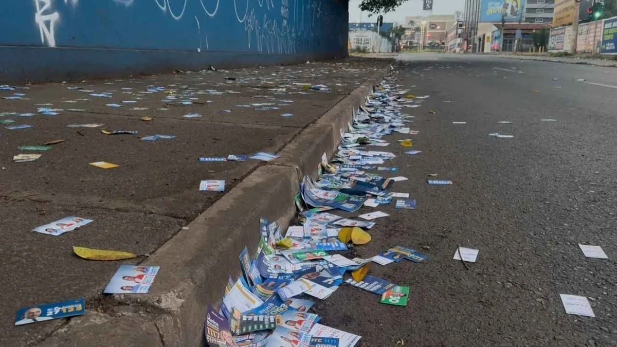 Santinhos cobrem ruas do Distrito Federal no dia do primeiro turno