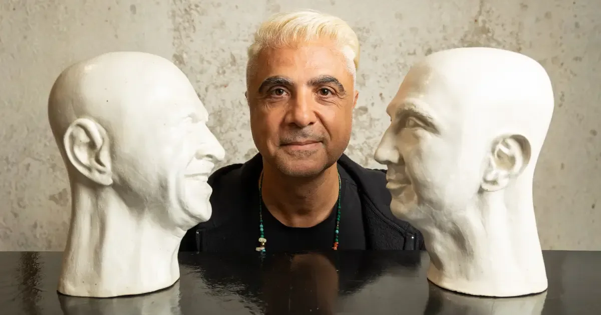 Fause Haten leva roupas para o campo da escultura em mostra na Fonte