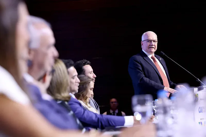 Casella defende preservar instituições e garantir eleições em apoio a Fachin
