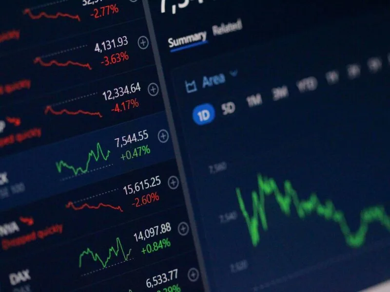 Bolsas europeias fecham perto da estabilidade, com alta de energia e construtoras britânicas