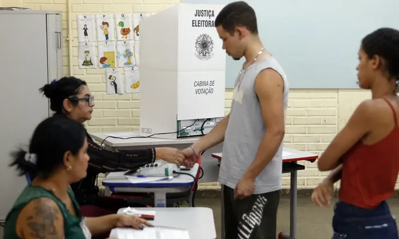 Indecisão chega a 30,9% no GDF e a 35,9% na disputa pelo Senado