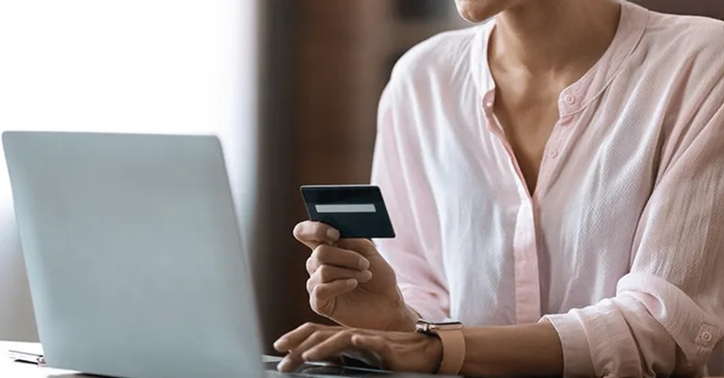 Juiz valida negativação após banco provar contratação e uso de cartão