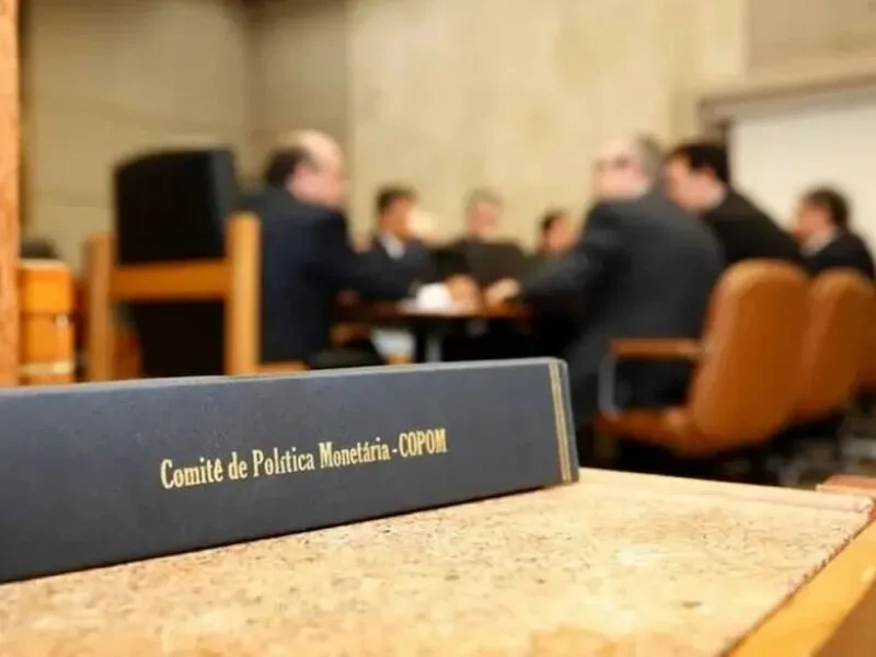 Copom inicia reunião com mercado projetando Selic de 13,75%