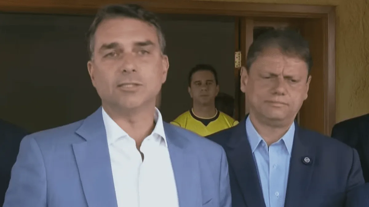Flávio Bolsonaro busca apoio partidário e defende mudança nas instituições