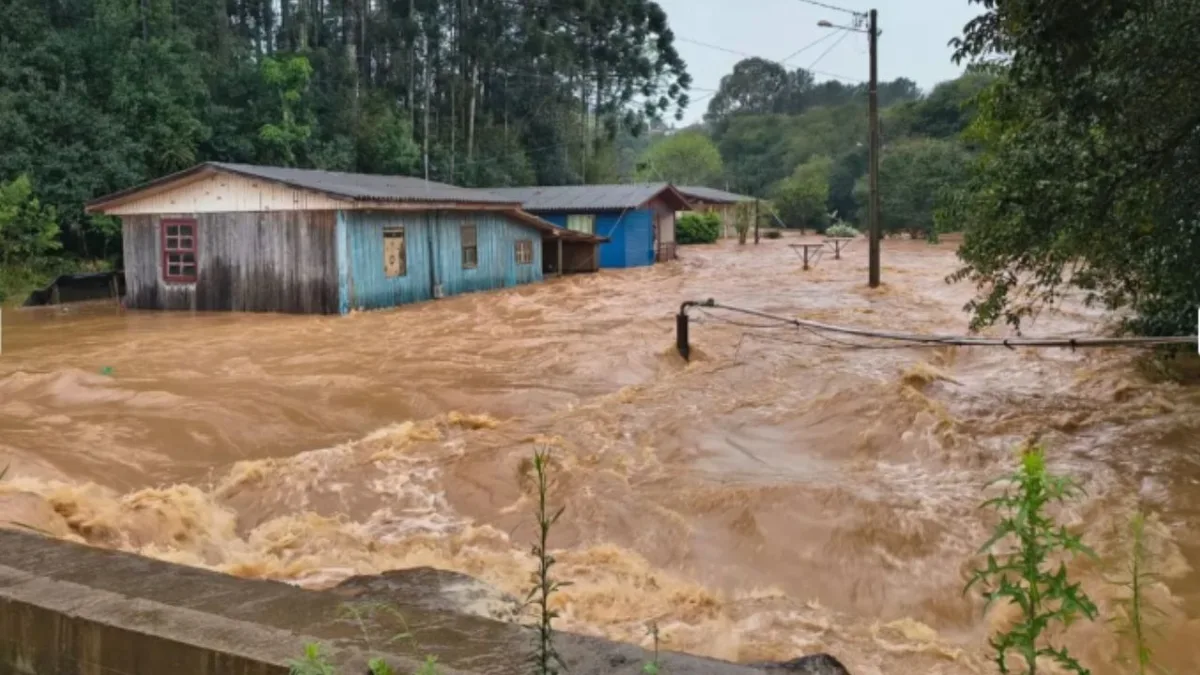 Chuvas deixam 15 cidades de Santa Catarina em emergência