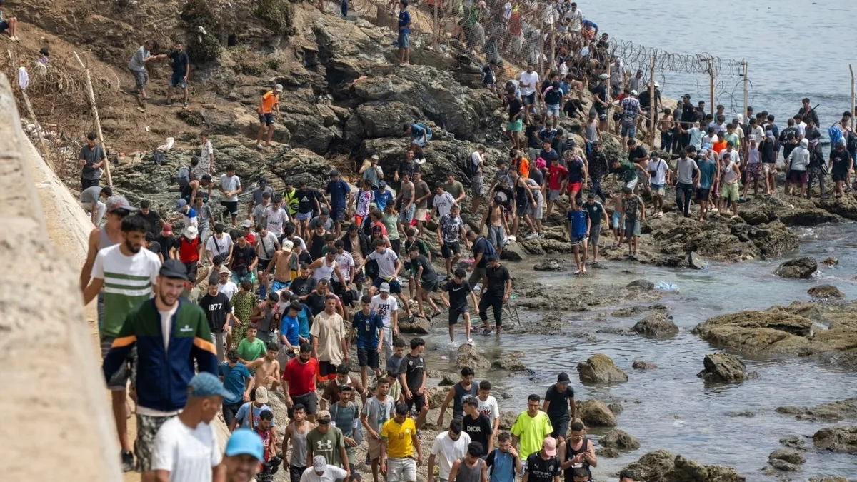 Transferência de imigrantes em Ceuta tem tumultos e relatos de agressões