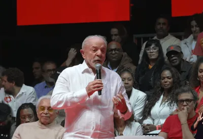 Lula negocia transmissão em podcast durante debate da Globo